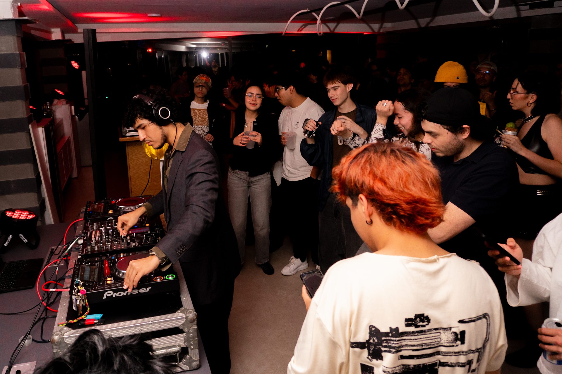 DJ frente al público de DIAMA Penthouse